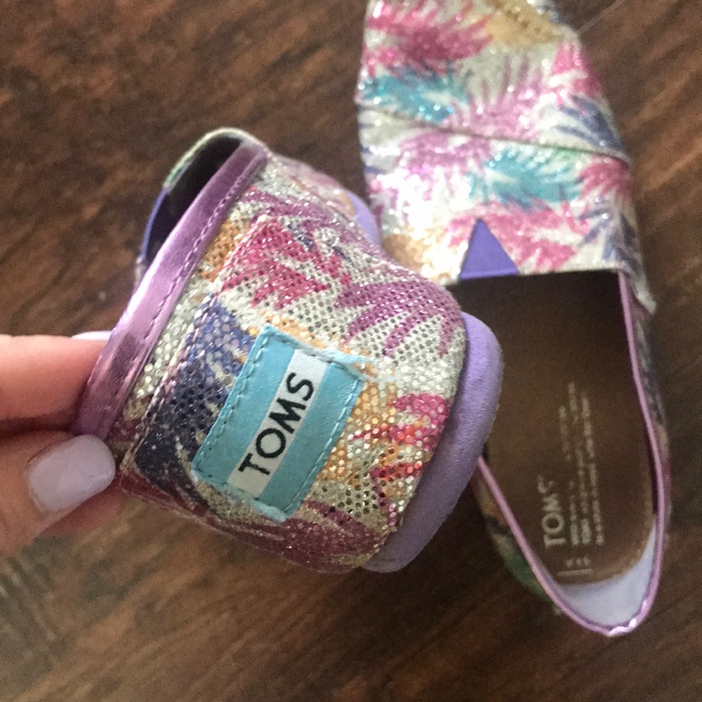 🌈 Multi-Colored Palm Branch Sparkle TOMS Size 6